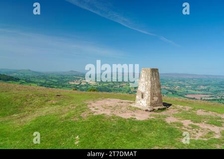 Blick vom Trig Point Garway Hill auf den Skirrid und den Zuckerhut. Herefordshire England Vereinigtes Königreich. Mai 2023. Stockfoto