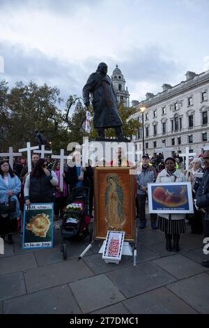 In London fand eine Crosses for Life-Prozession statt, in der sowohl für die ungeborenen Toten, die täglich durch Abtreibung getötet wurden, betete als auch trauerte. Stockfoto