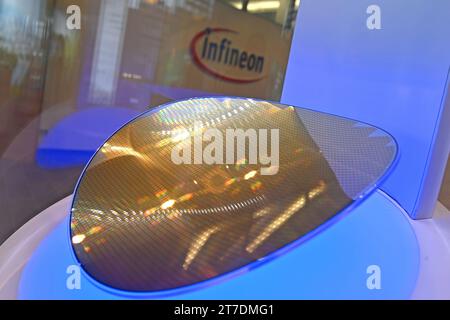 Randmotiv:30 cm Waver vor Infineon Logo, Firmenemblem, Jahrespressekonferenz INFINEON Technologies AG am 15.11.2023 in Neubiberg. *** Kantenmotiv 30 cm schwenkbar vor Infineon Logo, Firmenemblem, Jahrespressekonferenz INFINEON Technologies AG am 15 11 2023 in Neubiberg Credit: Imago/Alamy Live News Stockfoto