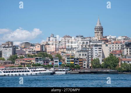 Der Galata Tower dominiert die Skyline von Galata Istanbul, vom Bosporus aus gesehen Stockfoto