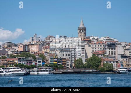 Der Galata Tower dominiert die Skyline von Galata Istanbul, vom Bosporus aus gesehen Stockfoto