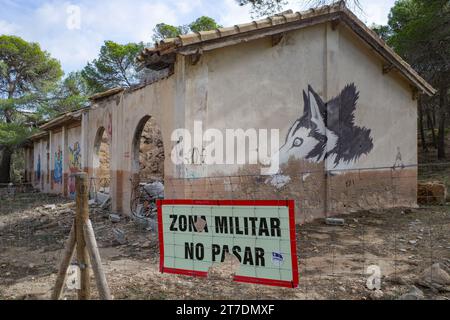 Mallorca, Spanien - 22. Oktober 2023: Warnzeichen auf einer verlassenen Militärzone im ländlichen Mallorca Stockfoto