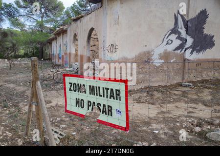 Mallorca, Spanien - 22. Oktober 2023: Warnzeichen auf einer verlassenen Militärzone im ländlichen Mallorca Stockfoto