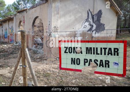 Mallorca, Spanien - 22. Oktober 2023: Warnzeichen auf einer verlassenen Militärzone im ländlichen Mallorca Stockfoto