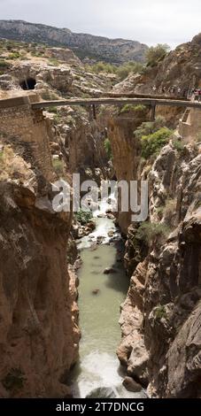 Blick auf die El chorro Schlucht vom Caminito del Rey Fußweg Stockfoto