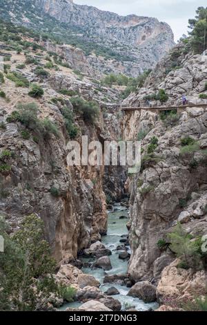Blick auf die El chorro Schlucht vom Caminito del Rey Fußweg Stockfoto