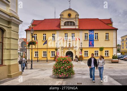 Junges Paar in der Nähe des Rathauses am Rynek (Marktplatz) in Żary, Woiwodschaft Lubuskie, Polen Stockfoto