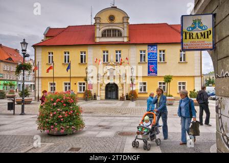 Fußgänger in der Nähe des Rathauses am Rynek (Marktplatz) in Żary, Woiwodschaft Lubuskie, Polen Stockfoto