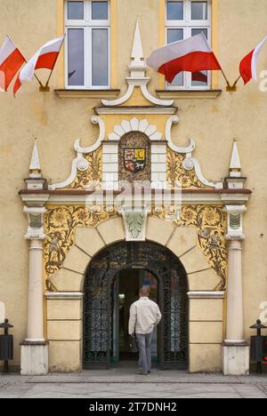 Renaissance-Portal am Eingang zum Rathaus am Rynek (Marktplatz) in Żary, Woiwodschaft Lubuskie, Polen Stockfoto