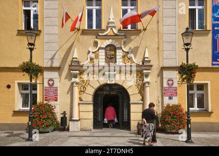 Renaissance-Portal am Eingang zum Rathaus am Rynek (Marktplatz) in Żary, Woiwodschaft Lubuskie, Polen Stockfoto