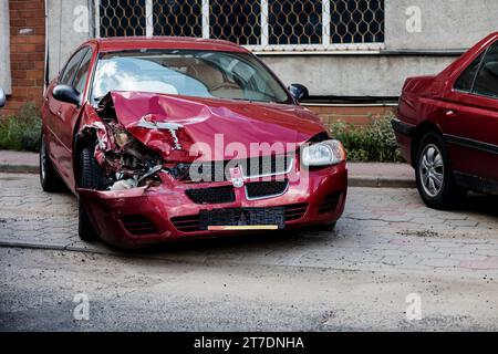 Minsk, Weißrussland, 15. November 2023 - kaputter amerikanischer Ausweichwagen. Kfz-Versicherung Stockfoto