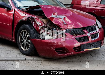 Minsk, Weißrussland, 15. November 2023 - Unfall mit einem Ausweichwagen auf der Straße. Kfz-Versicherung Stockfoto