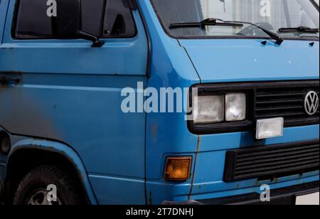 Minsk, Weißrussland, 15. November 2023 – Classic Blue VW. Retro-Van Stockfoto