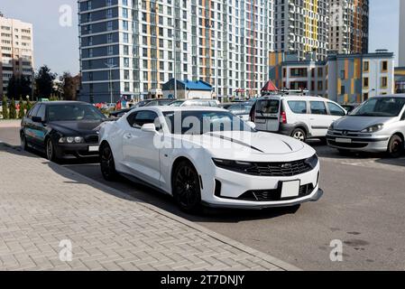 Minsk, Weißrussland, 15. November 2023 - White Chevrolet parkte auf der Straße. Sportwagen Stockfoto