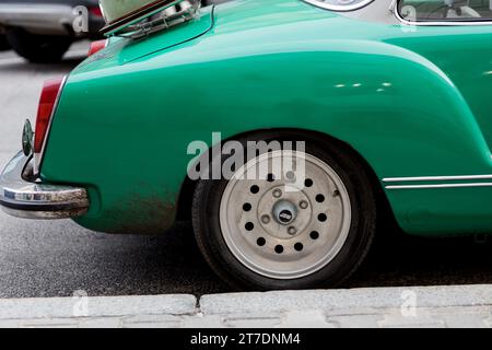 Minsk, Weißrussland, 15. November 2023 - vw karmann ghia, deutsches Vintage-Cabriolet Stockfoto