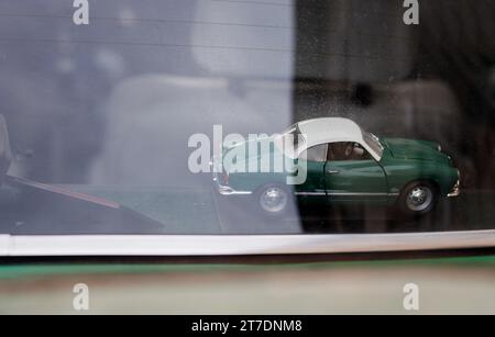 Minsk, Weißrussland, 15. November 2023 - deutscher Miniaturwagen vw karmann ghia, Stockfoto