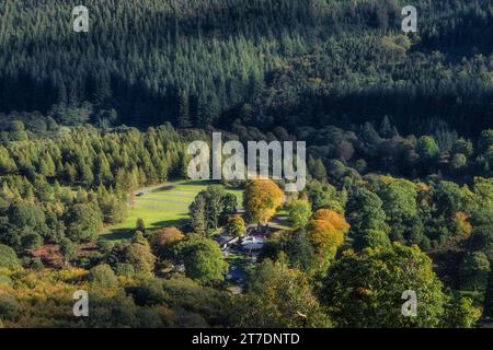 Kinderspielplatz neben dem Powerscourt Wasserfall, versteckt im Wald. Wicklow Mountains in Herbstfarben, Irland Stockfoto