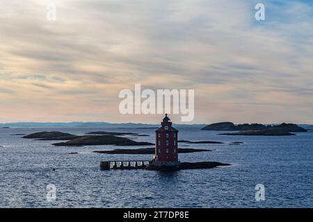 Leuchtturm Kjeungskjaer Fyr, rot achteckig, im Oktober im Bjugnfjord, Norwegen, Skandinavien, Europa Stockfoto