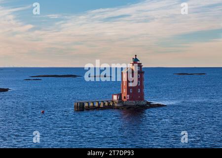 Leuchtturm Kjeungskjaer Fyr, rot achteckig, im Oktober im Bjugnfjord, Norwegen, Skandinavien, Europa Stockfoto