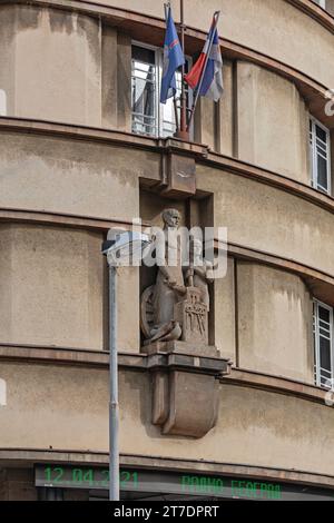 Belgrad, Serbien - 12. April 2021: Nahaufnahme des alten Gebäudes von Radio Belgrad in der Hilandarska Straße in der Hauptstadt. Stockfoto