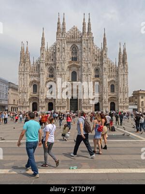 Mailand, Italien - 15. Juni 2019: Menschenmenge auf dem Platz vor dem Dom von Mailand am Sommertag. Stockfoto