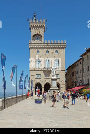 San Marino - 16. Juni 2019: Touristenwanderung am Liberty Square vor dem historischen öffentlichen Palastgebäude Wahrzeichen sonniger Sommertag. Stockfoto