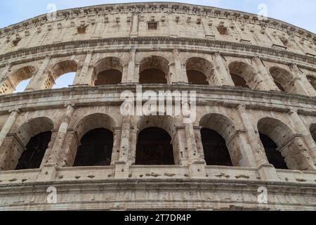 ROM, ITALIEN - 10. MÄRZ 2023: Dies ist ein Fragment der Mauern des antiken römischen Kolosseums. Stockfoto