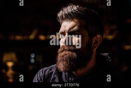 Perfekter Bart. Bärtiger Mann, stilvolle Frisur. Mann Porträt isoliert. Porträt eines stilvollen Mannes. Seitliches Porträt eines stilvollen jungen Mannes. Nahaufnahme von Stockfoto