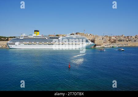 VALLETTA, MALTA - 19. MAI 2022: Touristisches Linienschiff in der europäischen Hauptstadt, klarer blauer Himmel am warmen sonnigen Frühlingstag. Stockfoto