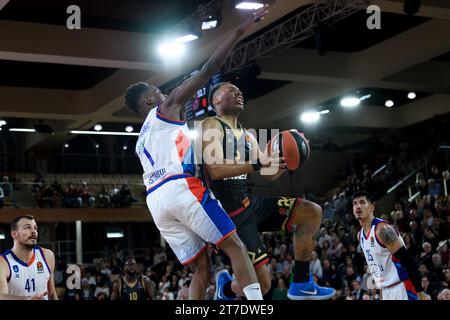 Monaco, Monaco. November 2023. Spieler Nr. 1 Rodrigue Beaubois, #41 ante Zizic und #35 Derek Willis von Efes Anadolu Istanbul und Monaco Spieler Nr. 2 Elie Okobo sind in der 8. Basketballrunde der Turkish Airlines zwischen AS Monaco und Efes Anadolu Istanbul (Efes Anadolu Istanbul gewann 89:82) zu sehen. am 14. November 2023 in Monaco. Foto: Laurent Coust/ABACAPRESS.COM Credit: Abaca Press/Alamy Live News Stockfoto
