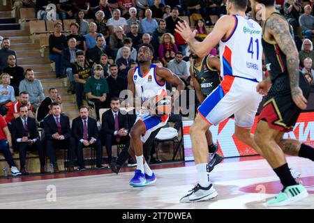 Monaco, Monaco. November 2023. Spieler #1 Rodrigue Beaubois und #41 ante Zizic von Efes Anadolu Istanbul sind in der 8. Runde der Turkish Airlines Euroleague Basketball zwischen AS Monaco und Efes Anadolu Istanbul (Efes Anadolu Istanbul gewann 89–82) am 14. November 2023 in Monaco zu sehen. Foto: Laurent Coust/ABACAPRESS.COM Credit: Abaca Press/Alamy Live News Stockfoto