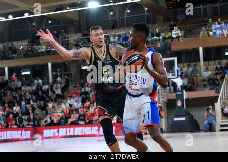 Monaco, Monaco. November 2023. Spieler Nr. 1 Rodrigue Beaubois von Efes Anadolu Istanbul und Monaco Spieler Nr. 20 Donatas Motiejunas sind in der 8. Runde der Turkish Airlines Euroleague Basketball zwischen AS Monaco und Efes Anadolu Istanbul (Efes Anadolu Istanbul gewann 89–82) am 14. November 2023 in Monaco zu sehen. Foto: Laurent Coust/ABACAPRESS.COM Credit: Abaca Press/Alamy Live News Stockfoto