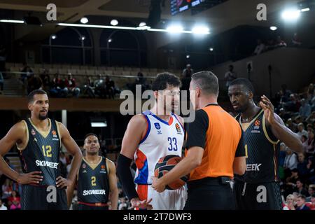 Monaco, Monaco. November 2023. Spieler #33 Erkan Yilmaz von Efes Anadolu Istanbul reagiert mit Schiedsrichter während der 8. Runde der Turkish Airlines Euroleague Basketball zwischen AS Monaco und Efes Anadolu Istanbul (Efes Anadolu Istanbul gewann 89–82) in Monaco am 14. November 2023. Foto: Laurent Coust/ABACAPRESS.COM Credit: Abaca Press/Alamy Live News Stockfoto