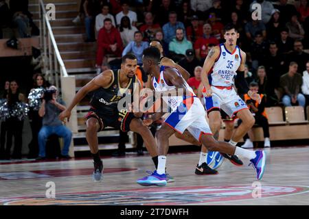 Monaco, Monaco. November 2023. Spieler Nr. 1 Rodrigue Beaubois und #35 Derek Willis von Efes Anadolu Istanbul und Monaco-Spieler Nr. 12 Petr Cornelis sind in der 8. Basketballrunde der Turkish Airlines zwischen AS Monaco und Efes Anadolu Istanbul (Efes Anadolu Istanbul gewann 89–82) am 14. November 2023 in Monaco zu sehen. Foto: Laurent Coust/ABACAPRESS.COM Credit: Abaca Press/Alamy Live News Stockfoto