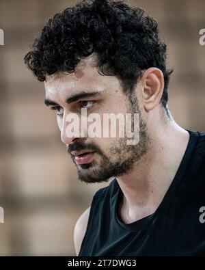 Monaco, Monaco. November 2023. Spieler #33 Erkan Yilmaz von Efes Anadolu Istanbul ist während der 8. Runde der Turkish Airlines Euroleague Basketball zwischen AS Monaco und Efes Anadolu Istanbul (Efes Anadolu Istanbul gewann 89–82) in Monaco am 14. November 2023 zu sehen. Foto: Laurent Coust/ABACAPRESS.COM Credit: Abaca Press/Alamy Live News Stockfoto