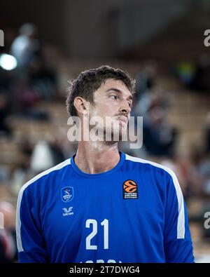 Monaco, Monaco. November 2023. Spieler Nr. 21 Tibor Pleiss von Efes Anadolu Istanbul ist in der 8. Runde der Turkish Airlines Euroleague Basketball zwischen AS Monaco und Efes Anadolu Istanbul (Efes Anadolu Istanbul gewann 89–82) am 14. November 2023 in Monaco zu sehen. Foto: Laurent Coust/ABACAPRESS.COM Credit: Abaca Press/Alamy Live News Stockfoto