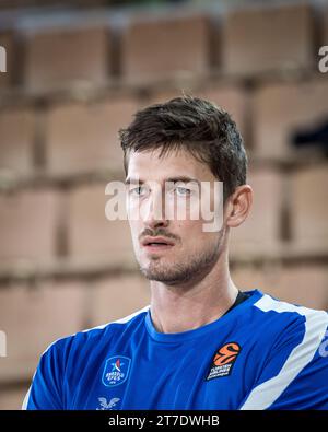 Monaco, Monaco. November 2023. Spieler Nr. 21 Tibor Pleiss von Efes Anadolu Istanbul ist in der 8. Runde der Turkish Airlines Euroleague Basketball zwischen AS Monaco und Efes Anadolu Istanbul (Efes Anadolu Istanbul gewann 89–82) am 14. November 2023 in Monaco zu sehen. Foto: Laurent Coust/ABACAPRESS.COM Credit: Abaca Press/Alamy Live News Stockfoto