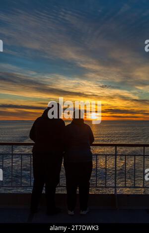 Atemberaubender Sonnenuntergang über dem norwegischen Meer nördlich von Trondheim, Hurtigruten Passagiere beobachten den Sonnenuntergang in Norwegen, Skandinavien und Europa im Oktober Stockfoto