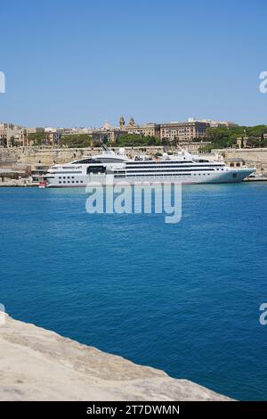 VALLETTA, MALTA - 19. MAI 2022: Touristisches Linienschiff in der europäischen Hauptstadt, klarer blauer Himmel am warmen sonnigen Frühlingstag - vertikal Stockfoto