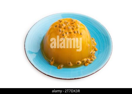 Mango- und Passionsfruchtgelee isoliert auf weißem Hintergrund. Seitenansicht, Nahaufnahme. Stockfoto