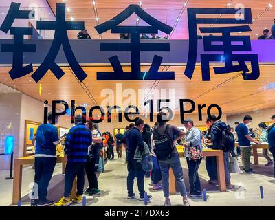 Peking, China, Menschenmenge, im Apple Store, Sanlitun, Schild am Schaufenster, iPhone 15 Pro, china Capitalism, Handys china, Boutique Stockfoto