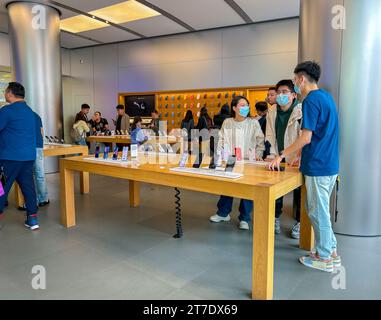 Peking, China, große Menschenmenge junge Leute, Apple Store, Showroom, iPhones im Display, Wangfujing Shopping Mall, china-Kapitalismus, Shopping asien Stockfoto