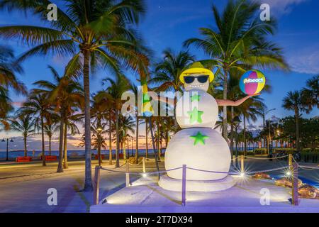 Olaz the Snowman, Light Up the Beach Event 12. November 2023, Beginn der Weihnachtssaison Las Olaz Boulevard Fort Lauderdale Beach, Florida, USA Stockfoto