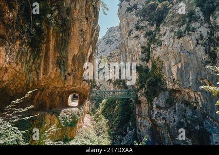 Die Cares-Route liegt zwischen der Provinz León und Asturien im Nationalpark Picos de Europa. In Asturien, Spanien. Stockfoto