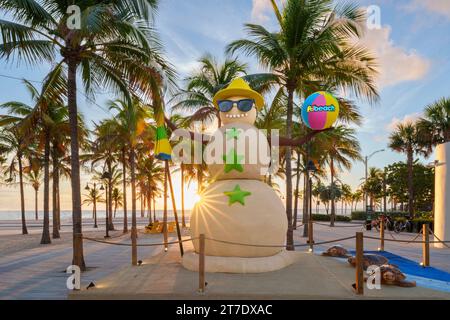 Olaz the Snowman, Light Up the Beach Event 12. November 2023, Beginn der Weihnachtssaison Las Olaz Boulevard Fort Lauderdale Beach, Florida, USA Stockfoto