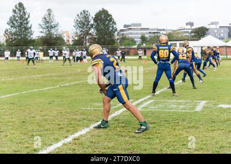 Camacari, Bahia, Brasilien - 30. September 2023: Im Stadion Armando Oliveira werden amerikanische Fußballspieler beobachtet, die sich auf den Start des Spiels vorbereiten. Stockfoto