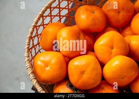 Japanische Persimmon treen und Früchte im Herbstmonat zur Erntezeit auf Sado Island, Präfektur Niigata. Stockfoto