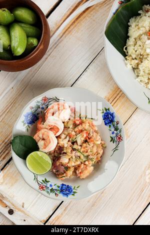 Draufsicht Sambal Ganja, saure Garnelensoße mit Bilimbi Belimbing Wuluh, Chili und Limone. Spezial-Sauce aus Aceh, Indonesien Stockfoto