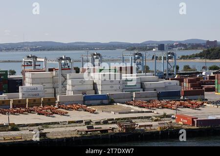 Versandcontainer, Kräne und Hafen, Boston, USA Stockfoto