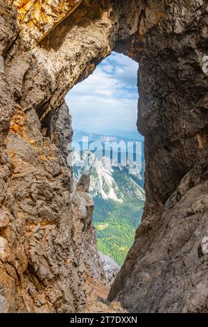 Prisojnik oder Prisank-Fenster. Das große Felsenfenster in den Alpen, Triglav Nationalpark, Julische Alpen, Slowenien Stockfoto